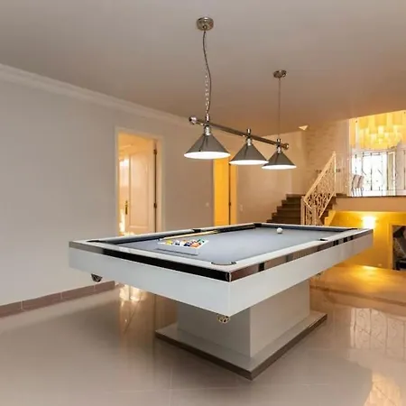 Luxury / Pool, Gym ,cinema Villa *